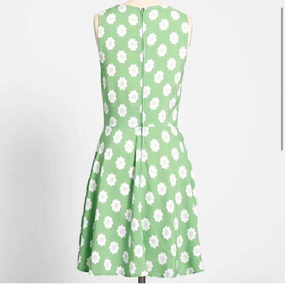 ModCloth Marketing My Words A-Line Dress in Green with White Daisy. Size 4. NWT! - Picture 2 of 11